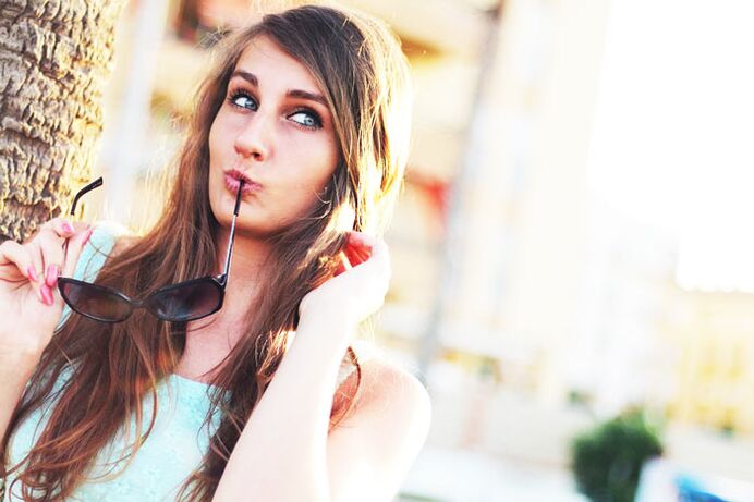 Kāda meitene domā, vai viņai nevajadzētu veikt plastisko krūšu palielināšanas operāciju.