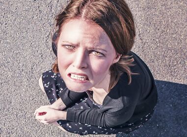 Meitene saskārās ar augmentācijas mammoplastikas sekām