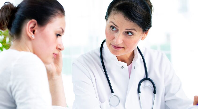 Ārsts konsultē pacientu par augmentācijas mammoplastikas indikācijām.