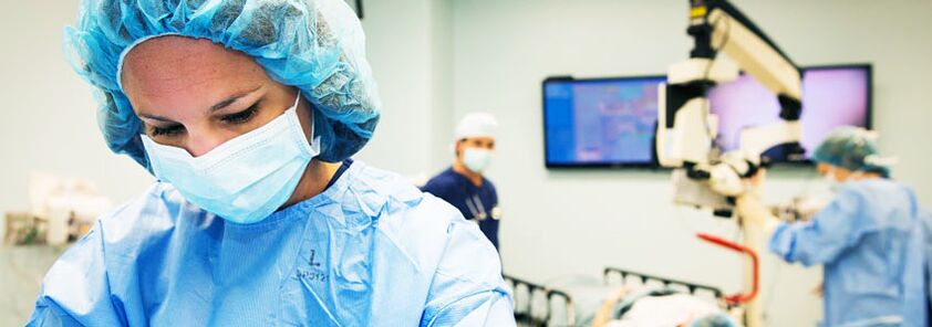 Ķirurgi, kas veic plastisko ķirurģiju krūšu palielināšanai